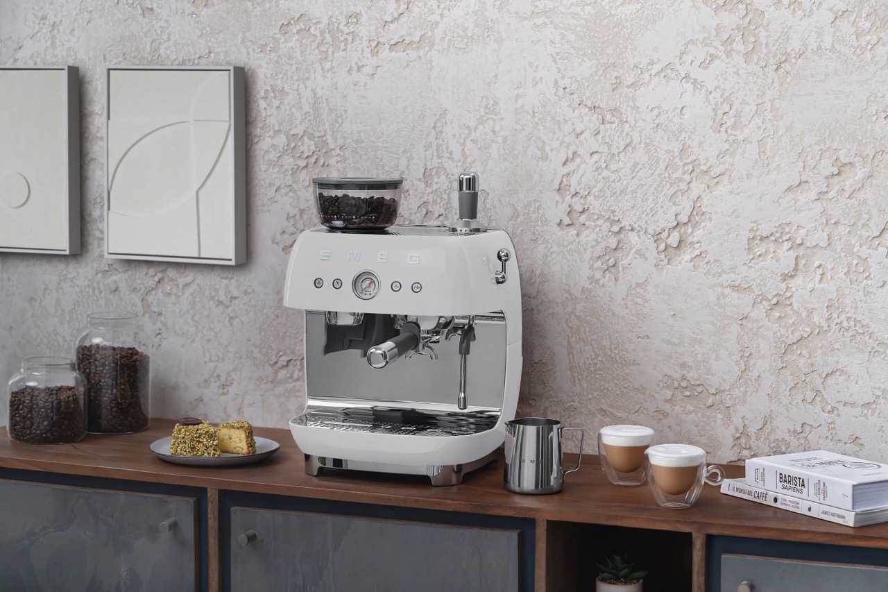 SMEG, Siebträgermaschine mit Kaffeemühle EGF03WHEU, Weiß