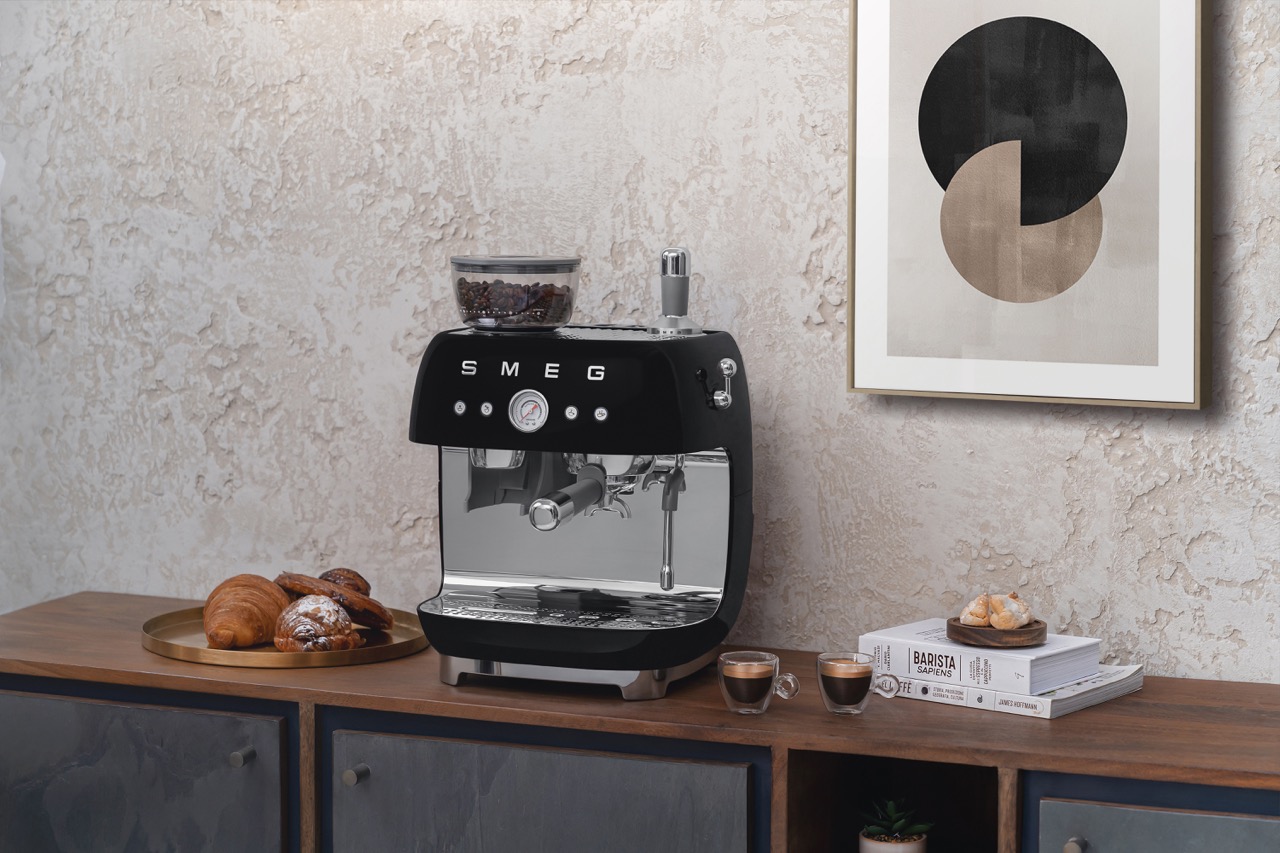 SMEG, Siebträgermaschine mit Kaffeemühle EGF03BLEU, Schwarz
