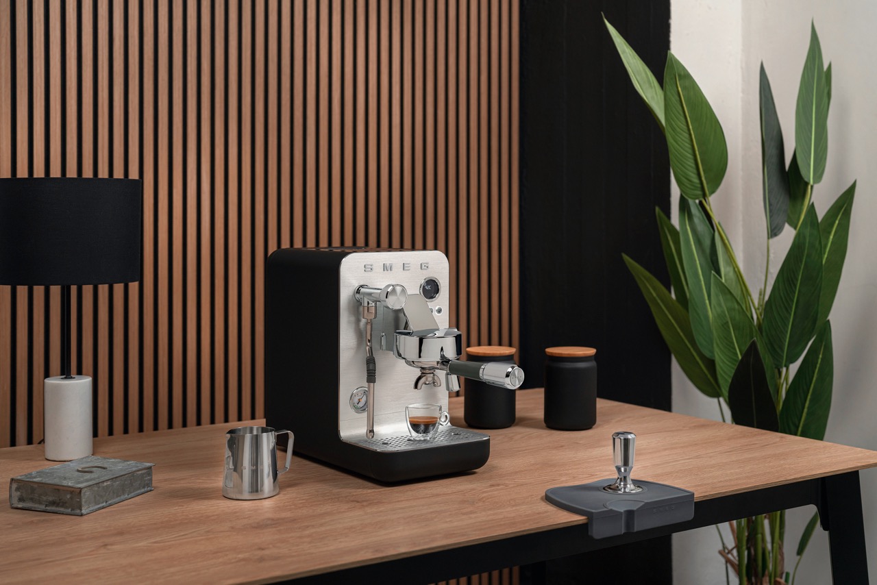 SMEG, Espresso-Kaffeemaschine Mini-Pro EMC02BL, Schwarz-Matt